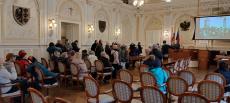Powiększ zdjęcie: 1. Seniorzy zwiedzają Salę Sesyjną w bielskim Ratuszu