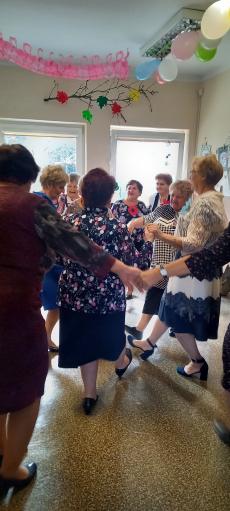 Powiększ zdjęcie: 13.	Tańczące Seniorki w Klubie w Komorowicach - zabawa z okazji Dni Seniora
