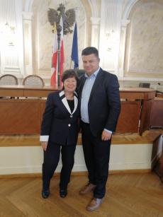 Powiększ zdjęcie: 1.	P. Lucyna Dodyk (Klub Senior+ ul. Jutrzenki) z Z-cą Prezydenta Miasta B-B p. Piotrem Kucią w Sali Sesyjnej UM - Plebiscyt Aktywny Senior 2021r.