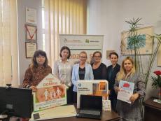 Powiększ zdjęcie: 1.	Zdjęcie pokazuje sześć kobiet Przedstawicieli MOPS Bielsko-Biała iFundacji Grupy Kęty Dzieciom Podbeskidzia realizujących wspólny projekt na rzecz rodzicielstwa zastępczego „Podziel się domem”