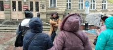 Powiększ zdjęcie: 2. Seniorzy przed bielskim Ratuszem podczas zwiedzania