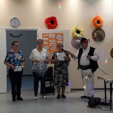 Powiększ zdjęcie: 20.	Seniorki z Klubu z Jutrzenki podczas wystąpienia z okazji Dnia Seniora