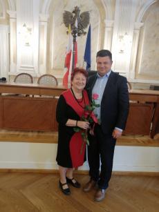 Powiększ zdjęcie: 2.	P. Helena Kocińska (KS Przystań ul. Piastowska) z Z-cą Prezydenta Miasta B-B p. Piotrem Kucią w Sali Sesyjnej UM - Plebiscyt Aktywny Senior 2021r.