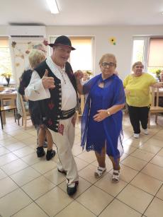Powiększ zdjęcie: 2.	Seniorka z DDP Pani Helena z Góralem Zbójem podczas zabawy z okazji Dnia Seniora