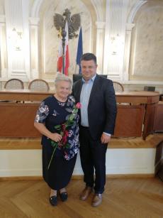 Powiększ zdjęcie: 3.	P. Urszula Holek  (KS Przystań ul. Piastowska) z Z-cą Prezydenta Miasta B-B p. Piotrem Kucią w Sali Sesyjnej UM - Plebiscyt Aktywny Senior 2021r.