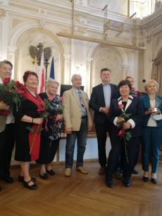 Powiększ zdjęcie: 5.	Grupa Seniorów wyróżnionych w Plebiscycie Aktywny Senior 2021r.  z Z-cą Prezydenta Miasta B-B p. Piotrem Kucią w Sali Sesyjnej UM