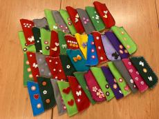 Powiększ zdjęcie: 7.	Filcowe etui na okulary - upominki od dzieci ze Świetlicy STER