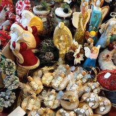 Powiększ zdjęcie: Aniołki wykonane z korków, figurki ceramiczne Mikołajów i Aniołów