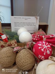 Powiększ zdjęcie: Bombki na choinkę. Box zawiera - bombki styropianowe, kawałki świątecznego materiału, juta, tasiemki, szpilki, klej i instrukcję do samodzielnego wykonania przez Seniora