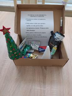 Powiększ zdjęcie: Cekinowa choinka. Box zawiera - stożek styropianowy, cekiny, szpilki, farba, pędzel, filcowa gwiazdka i instrukcję do samodzielnego wykonania przez Seniora