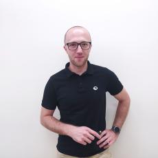 Powiększ zdjęcie: Daniel Leśniak psycholog pracujący w ośrodkach wsparcia dla osób starszych.