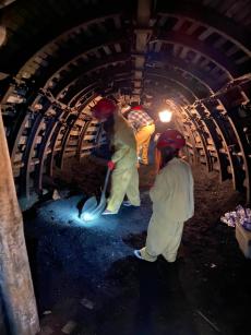 Powiększ zdjęcie: Dwoje dzieci kopie węgiel w sztolni