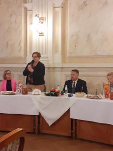Powiększ zdjęcie: Dyrektor Miejskiego Ośrodka Pomocy Społecznej w Bielsku-Białej Agnieszka Moroń przemawiająca przez mikrofon.