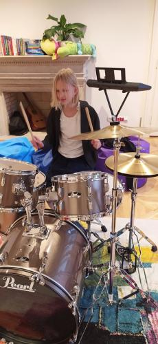 Powiększ zdjęcie: Dziewczynka gra na perkusji