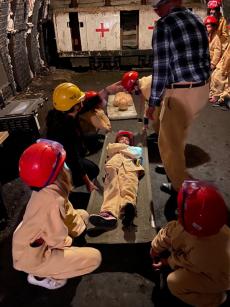 Powiększ zdjęcie: Grupa dzieci bierze udział w improwizowanej akcji ratowniczej