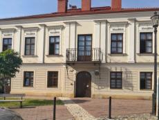 Powiększ zdjęcie: Kamienica, w której znajduje się Miejskie Centrum Usług Społecznościowych w Bielsku-Białej przy ulicy Wzgórze 14.