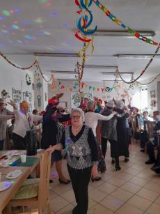 Powiększ zdjęcie: Karnawałowe Szaleństwo w wykonaniu Seniorów