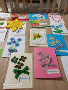 Powiększ zdjęcie: Kartki z okazji dnia babci i dziadka przedstawiające kwiaty, wykonane z filcu.