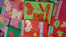 Powiększ zdjęcie: Kartki z okazji dnia dziecka przedstawiające baloniki, misie, słoniki, kotki.