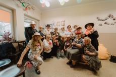 Powiększ zdjęcie: Klubowicze wraz z kadrą w Klubie Seniora w Komorowicach