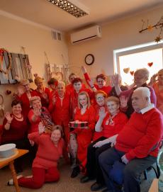 Powiększ zdjęcie: Klubowicze z Komorowic świętują Walentynki wszyscy ubrani na czerwono