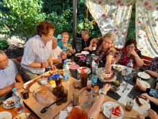 Powiększ zdjęcie: Ogrodowe biesiady w Klubie Seniora w Komorowicach