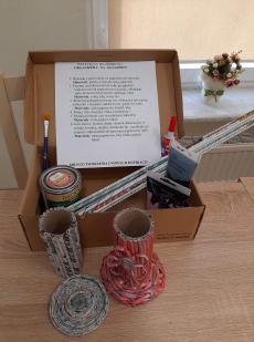 Powiększ zdjęcie: Organizer z papierowej wikliny. Box zawiera - rurki z gazet, pędzel, klej, farby i instrukcję do samodzielnego wykonania przez Seniora