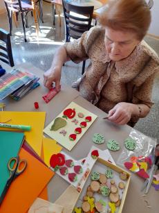 Powiększ zdjęcie: P. Eryka z Klubu w Komorowicach przygotowuje jesienną kartkę okolicznościową