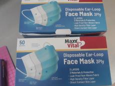 Powiększ zdjęcie: Paczka maseczek ochronnych jednorazowych.