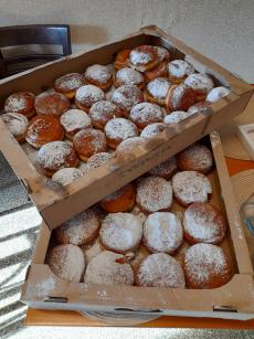 Powiększ zdjęcie: Pączki dla Seniorów z okazji Tłustego Czwartku