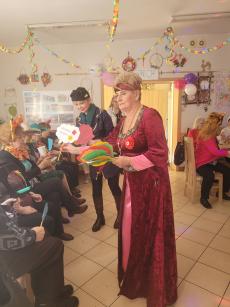 Powiększ zdjęcie: Pani Wanda z Klubu w Komorowicach rozdaje wesołe chmurki Seniorom ze Sterniczej