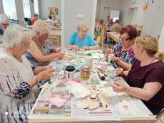 Powiększ zdjęcie: Panie z Dziennego Domu Senior+ wykonują prace techniką decoupage