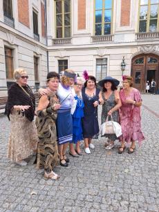 Powiększ zdjęcie: Panie z OWOS na dziedzicu zamku w Pszczynie