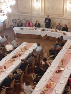 Powiększ zdjęcie: Prezydent Miasta Bielska-Białej przemawiający do osób zebranych przy wigilijnym stole.