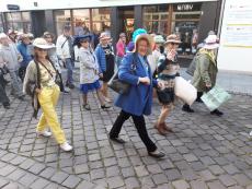 Powiększ zdjęcie: Przemarsz Seniorów ulicami miasta podczas Parady Kapeluszy.