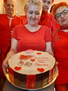 Powiększ zdjęcie: Pyszny, walentynkowy tort dla Seniorów z Komorowic