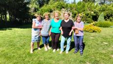 Powiększ zdjęcie: Robienie wianków w Domu Dziennego Pobytu