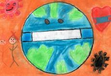 Powiększ zdjęcie: Rysunek Lidii W. na temat: Świat w dobie pandemii oczami dziecka. Praca przedstawia kulę ziemską, która ma założoną maseczkę. Wokół kuli ziemskiej są wirusy, smutni ludzie i serce w maseczce.