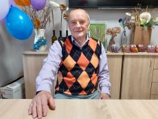 Powiększ zdjęcie: Ryszard Gałuszka z Dziennego Domu Senior+ z ulicy Partyzantów 62.