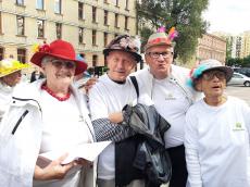 Powiększ zdjęcie: Seniorki i Seniorzy z Klubu przy ul. Jutrzenki w udekorowanych własnoręcznie kapeluszach przed Ratuszem