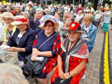 Powiększ zdjęcie: Seniorki w kolorowych kapeluszach podczas koncertu przy BCK