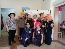 Powiększ zdjęcie: Seniorki w pięknych strojach karnawałowych
