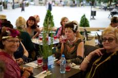 Powiększ zdjęcie: Seniorki z Klubu „Przystań” w sesji plenerowej w strojach z lat dwudziestych