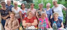 Powiększ zdjęcie: Seniorki z Klubu Seniora w Komorowicach podczas spotkania plenerowego w ogrodzie