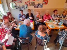 Powiększ zdjęcie: Seniorki z Klubu w Komorowicach podczas nauki masażu dłoni