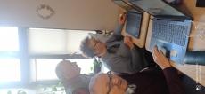 Powiększ zdjęcie: Seniorzy podczas nauki obsługi komputera w Dziennym Domu Senior+ przy ul. Partyzantów 62