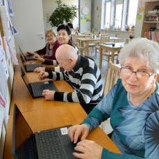 Powiększ zdjęcie: Seniorzy podczas nauki obsługi komputera w Klubie Senior+ przy ul. Jutrzenki 20