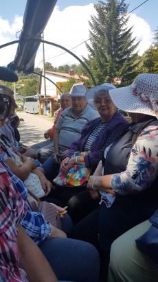 Powiększ zdjęcie: Seniorzy z Dziennego Domu Senior Plus na wycieczce w Wiśle podczas zielonego kuligu