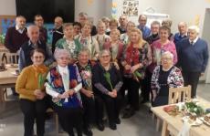 Powiększ zdjęcie: Seniorzy z Dziennego Domu Senior+ przy ulicy Partyzantów podczas obchodów Dnia Kobiet