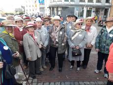 Powiększ zdjęcie: Seniorzy z Dziennego Domu Senior+ z ulicy Partyzantów 62 podczas Parady Kapeluszy.